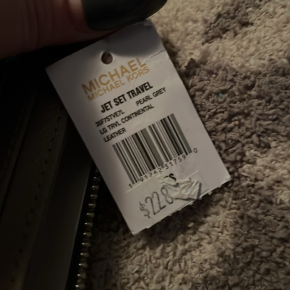 🚨REDUCED🚨Michael Kors Gray Wristlet Wallet NWT - Picture 3 of 4